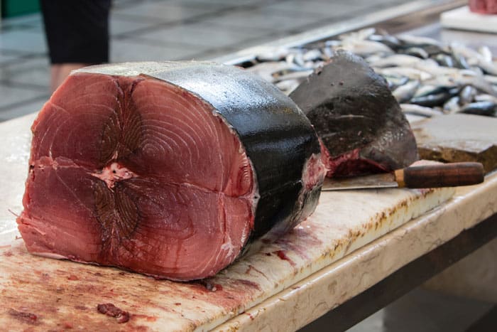 På Madeira kan du nyde masser af frisk fisk, samt lokalt producerede fødevarer som kød og grøntsager.