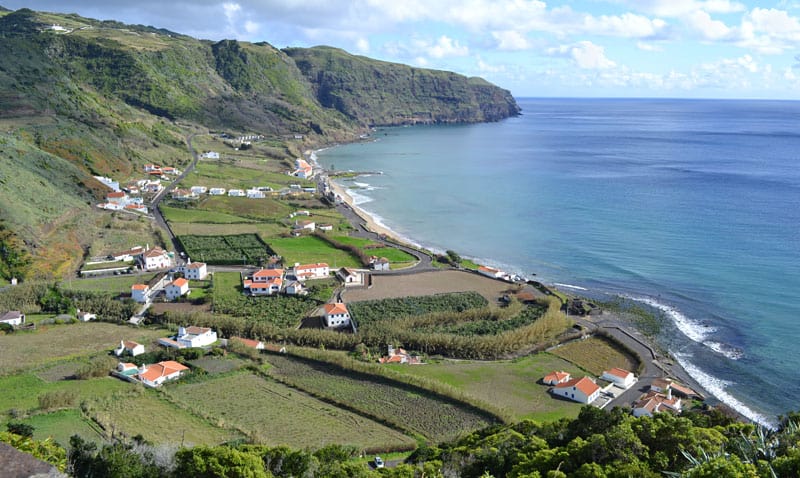 Santa Maria. Stenet kystlinie, men med dejligt lyst sand ved vandet.