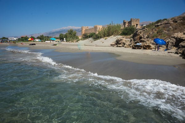 Frangokastello stranden med Frangokastello slottet i baggrunden